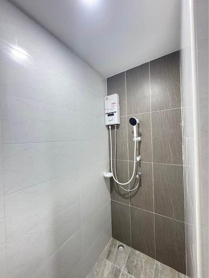 picture Two-storey townhouse for rent with 3 bedrooms and 2 toilets. - 16/17