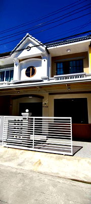 ทาวน์โฮม เขตคลองสามวา : ทาวน์เฮาส์ คลองสามวา พระยาสุเรนทร์ 40 ใกล้ทางด่วนจตุโชติ หมู่บ้านบุศรินทร์  ระบบรักษาความปลอดภัย24 ชม. นัดชมบ้าน 085-318-6868 คุณวา