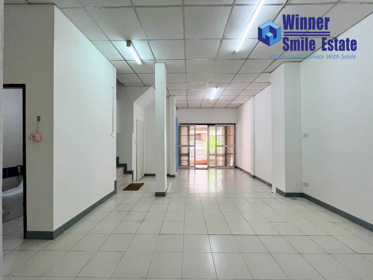 picture Townhouse for rent in Lally Ville 1 Village, Srinakarin-Theparak, Soi Mangkorn, with two entrances and exits on Theparak Road and Phraeksa Road. - 4/10