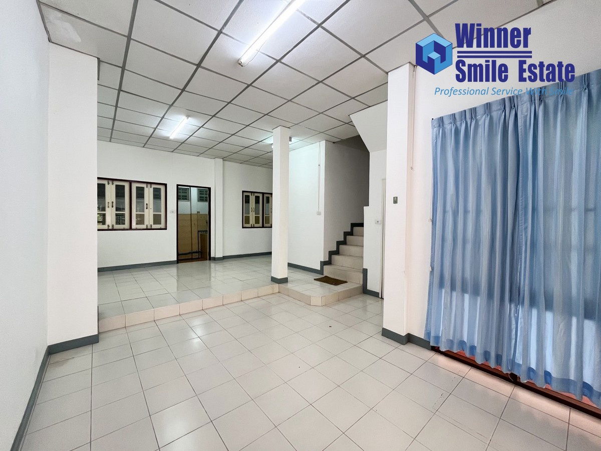 picture Townhouse for rent in Lally Ville 1 Village, Srinakarin-Theparak, Soi Mangkorn, with two entrances and exits on Theparak Road and Phraeksa Road. - 3/10