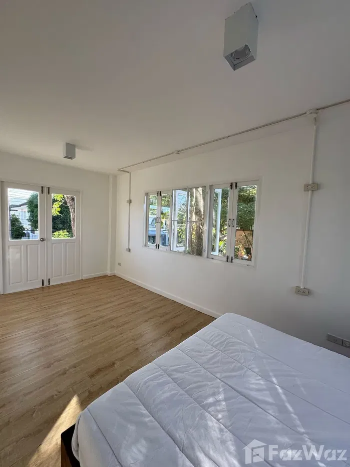 picture 4 Bedroom Lake-View Home with large garden 5918733 - 16/19