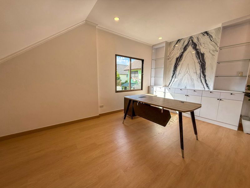 รูป ขายบ้านเดี่ยว 2 ชั้น รีโนเวทใหม่ หลังใหญ่ ทำเลดี ใกล้ห้างเจปาร์คศรีราชา - รูปที่ 8/20