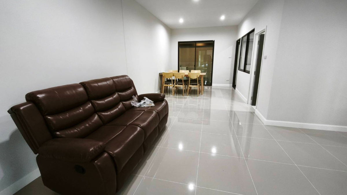 รูป ให้เช่าทาวน์โฮมสองชั้น  3 ห้องนอน 3 ห้องน้ำ 1 ห้องรับแขก 1 ห้องครัว  2  ที่จอดรถ - รูปที่ 2/16