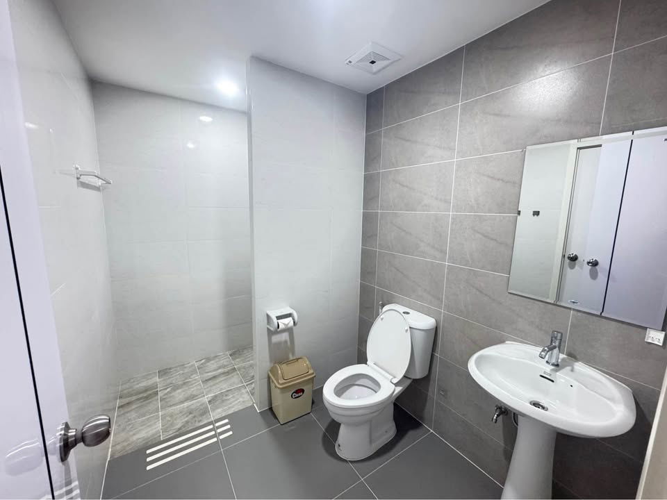 picture Two-storey townhouse for rent with 3 bedrooms and 2 toilets. - 12/17