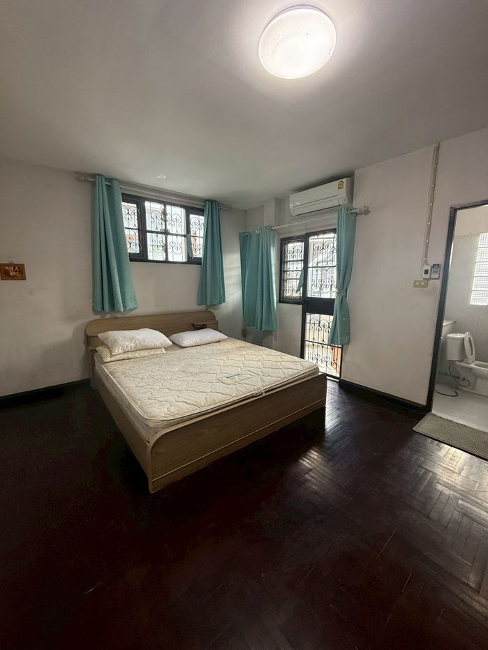 รูป 🏡 ขายและปล่อยให้เช่า ทาวน์เฮ้าส์ ชวนชื่น–พัฒนาการ (หลังริม มีสวนข้างบ้าน) 3 ห้องนอน 4 ห้องน้ำ บ้านสวยทำเลดี ใ - รูปที่ 5/20