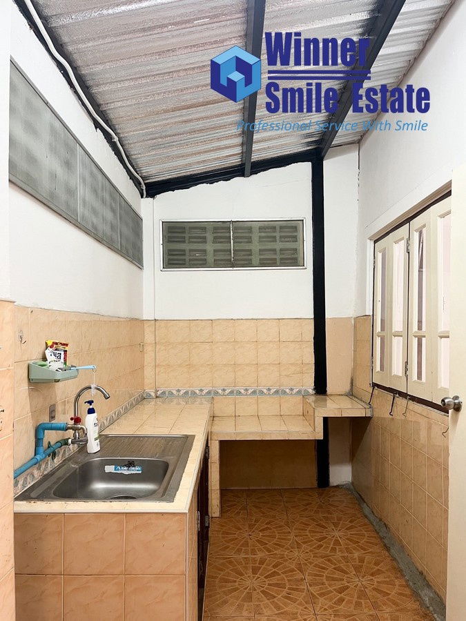 picture Townhouse for rent in Lally Ville 1 Village, Srinakarin-Theparak, Soi Mangkorn, with two entrances and exits on Theparak Road and Phraeksa Road. - 9/10