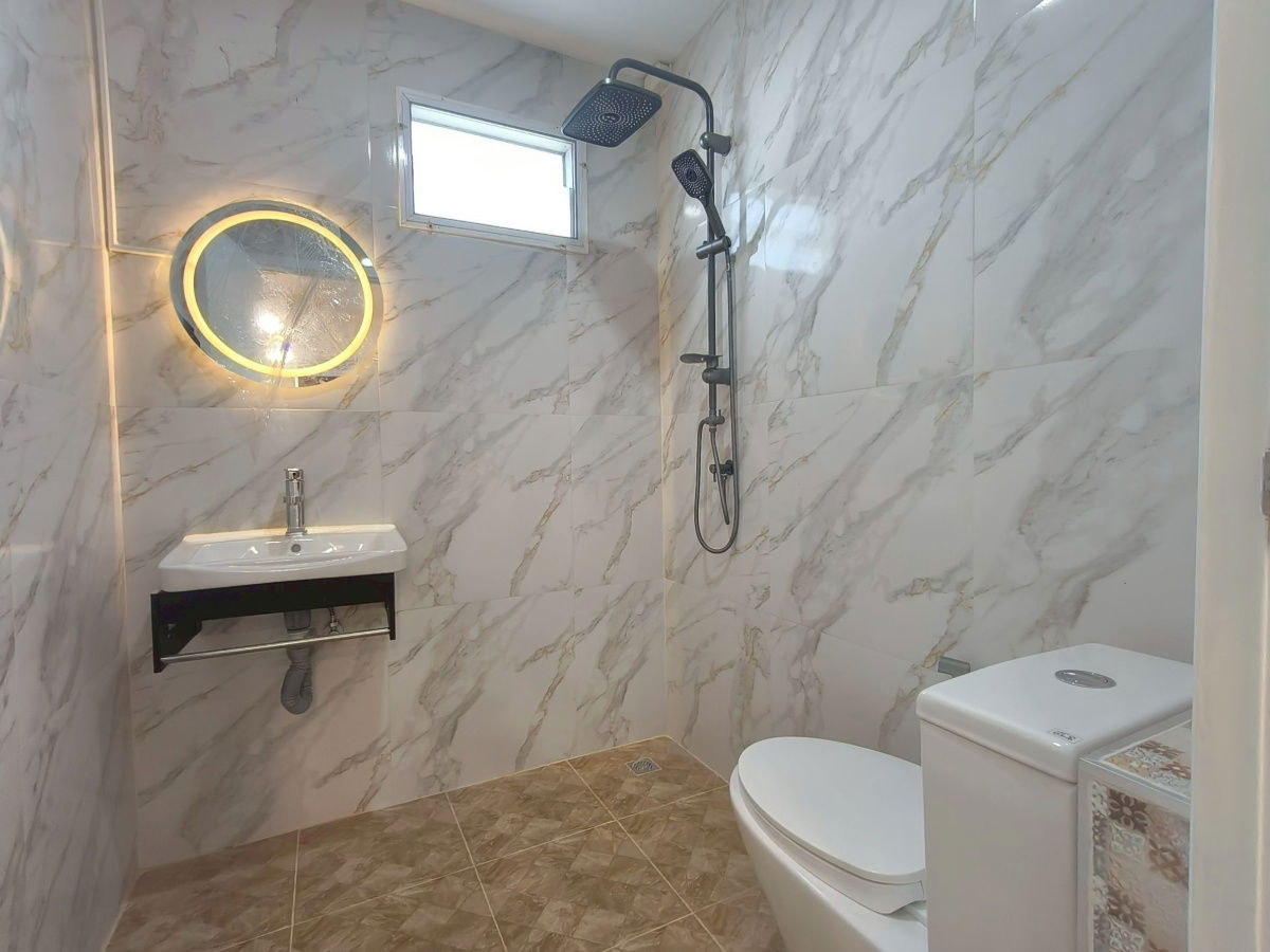 รูป ทาวน์เฮาส์ ลำลูกกา ถนนชลมาร์วิจารณ์ ทำเลหลังมุม ใกล้รถไฟฟ้าคูคต หมู่บ้านพฤกษา92 ต้นโครงการ นัดชมบ้าน 085-318-6868 คุณวา - รูปที่ 5/25