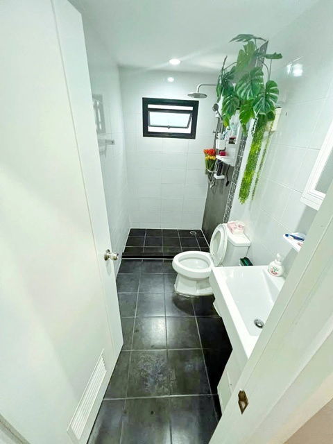 รูป จัดเต็มเฟอร์ฯทั้งหลัง BTSศรีนครินทร์ 2.2 กม. สุขุมวิท แพรกษา กาญจนา ให้เช่าทาวน์เฮ้าส์ 2 ชั้น 28ตร.วา. 224ตร.ม. 3 นอน 2 น้ำ ทำเล - รูปที่ 7/8