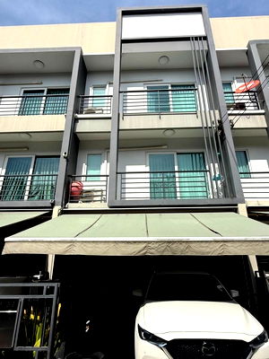 Townhouses for sale Mega Bangna : FOR SALE: 3-Story Townhome at Baan Klang Muang Suan Luang 3 Beds, Soi Chaloem Phra Kiat 28, Near Meg