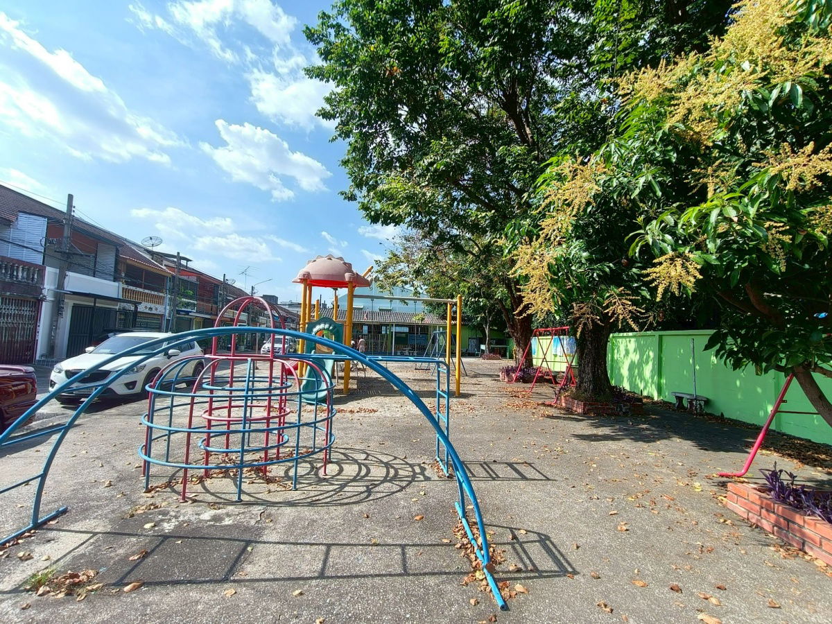 รูป ทาวน์เฮาส์ ดอนเมือง วิภาวดีรังสิต ใกล้ฐานทัพอากาศดอนเมือง หมู่บ้านเกิดบัญฑิดโฮม ทำเลถนนเมน ตรงข้ามสนามเด็กเล่น นัดชม บ้าน 085-318-6868 คุณวา - รูปที่ 25/28