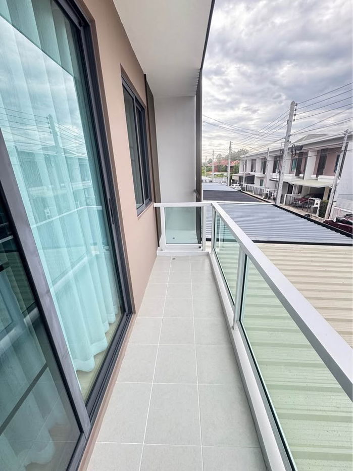 picture Two-storey townhouse for rent with 3 bedrooms and 2 toilets. - 11/17