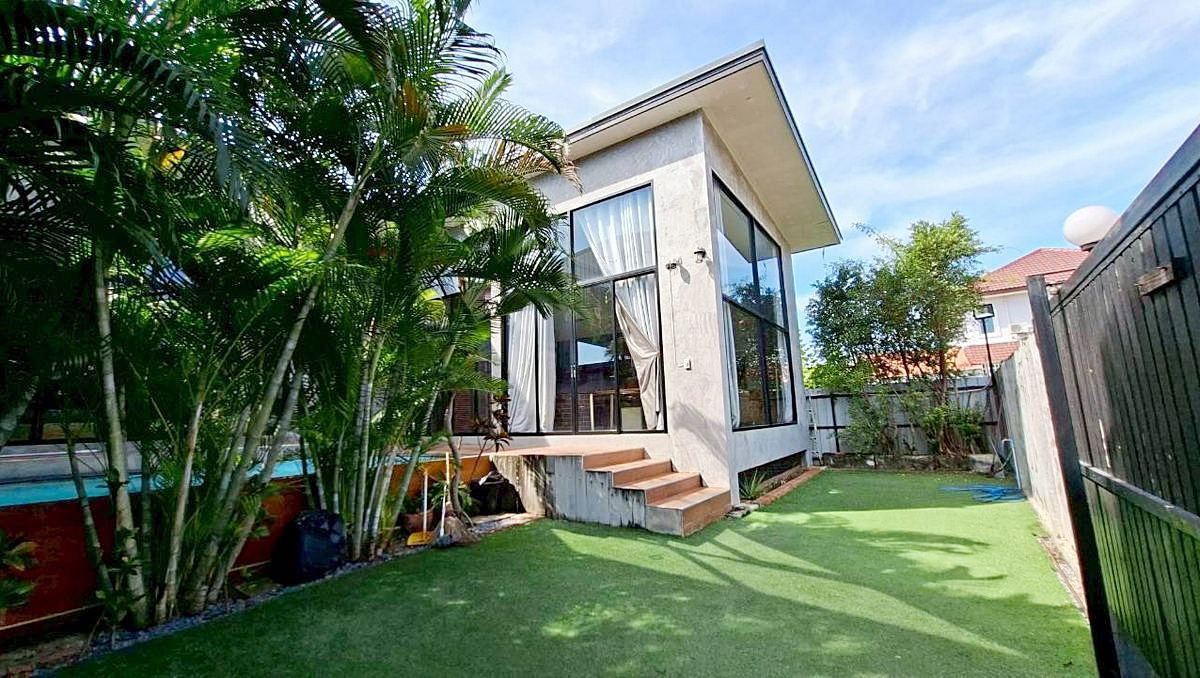 รูป Call : 095-843-5693 บ้านพูลวิลล่า Tropical Loft สรงประภา-ศรีสมาน สระระบบเกลือ และ Jacuzzi ตกแต่งครบ เข้าอยู่ได้ทันที ใกล้โรบินสันศรีสมาน - รูปที่ 2/13