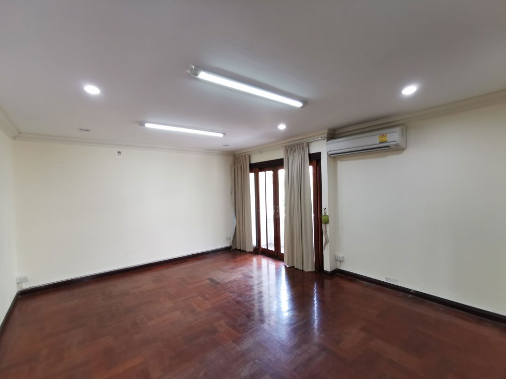 รูป บ้านเเฝดหรือโฮมออฟฟิส 4 ชั้น 4 ห้องนอน 5 ห้องน้ำ ในหมู่บ้านสีฟ้า พหลโยธิน ซอย 9 หรืออารีย์ 4 เหนือ - รูปที่ 10/31