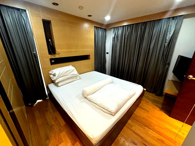 Condos for rent Chulalongkorn University : Quad Silom for rent, 2 bedrooms, beautiful, cheap, good location, ready to move in, near BTS Chong Nonsi. Interested, add Line @841qqlnr.
