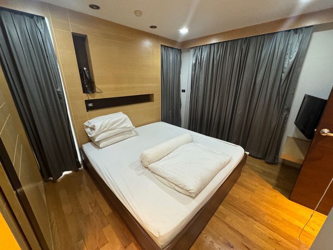 Quad Silom for rent, 2 bedrooms, beautiful, cheap, good location, ready to move in, near BTS Chong Nonsi. Interested, add Line @841qqlnr.