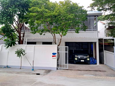 ขายบ้านเดี่ยว : ขายบ้านริมทะเลสาบ หมู่บ้านสัมมากรรามคำแหง (กำลังรีโนเวท) สิ่งอำนวยความสะดวกครบ MRT ตลาด ห้าง ร้านอาหาร คาเฟ่ โรงเรียน