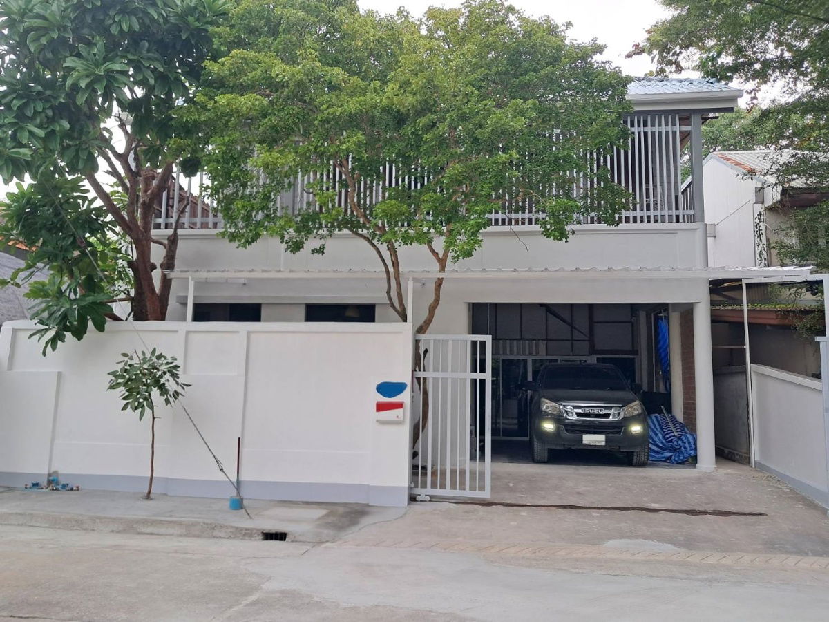 รูป ขายบ้านริมทะเลสาบ หมู่บ้านสัมมากรรามคำแหง (กำลังรีโนเวท) สิ่งอำนวยความสะดวกครบ MRT ตลาด ห้าง ร้านอาหาร คาเฟ่ โรงเรียน - รูปที่ 1/9