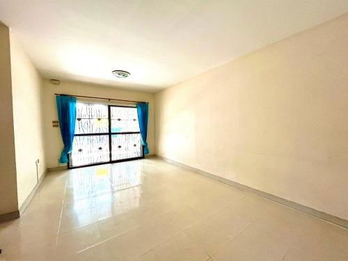 รูป ขายทาวน์เฮ้าส์ 2 ชั้น พร้อมอยู่ ซอยวัดศรีวารีน้อย ราคาถูกที่สุดในโครงการ! - รูปที่ 3/10