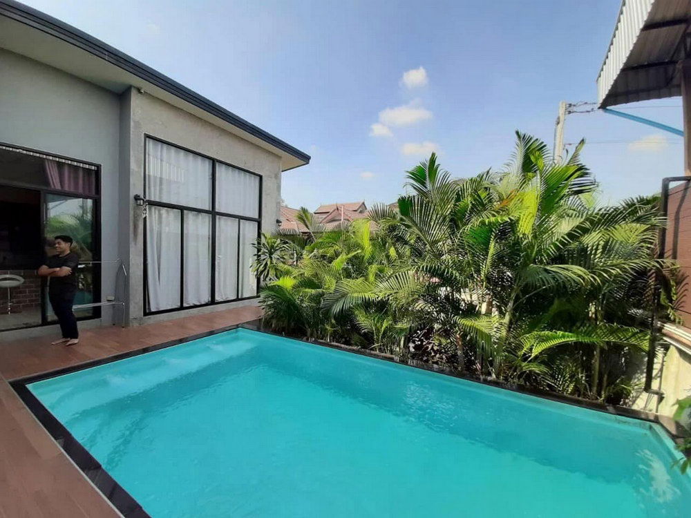 รูป Call : 095-843-5693 บ้านพูลวิลล่า Tropical Loft สรงประภา-ศรีสมาน สระระบบเกลือ และ Jacuzzi ตกแต่งครบ เข้าอยู่ได้ทันที ใกล้โรบินสันศรีสมาน - รูปที่ 3/13