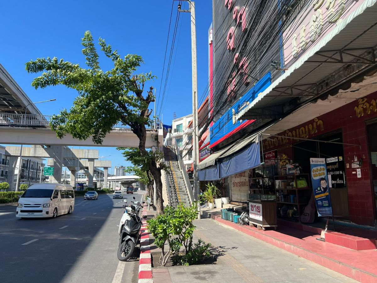 picture Modernform furniture throughout the unit. Amazing location! Condo for sale: The Cube Plus Minburi, close to the MRT. - 21/24