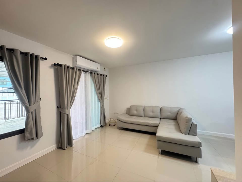 picture Two-storey townhouse for rent with 3 bedrooms and 2 toilets. - 4/17