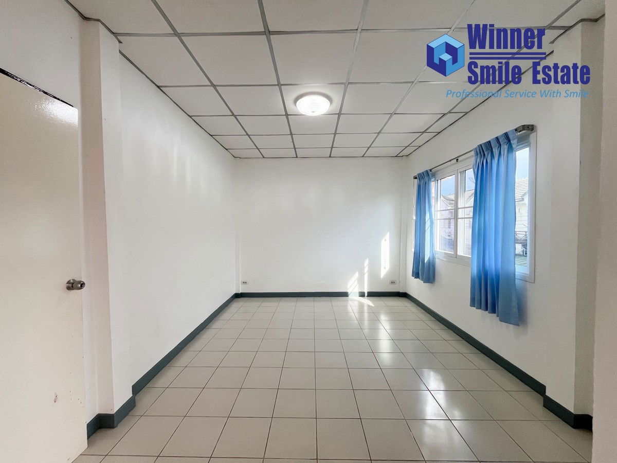 picture Townhouse for rent in Lally Ville 1 Village, Srinakarin-Theparak, Soi Mangkorn, with two entrances and exits on Theparak Road and Phraeksa Road. - 1/10