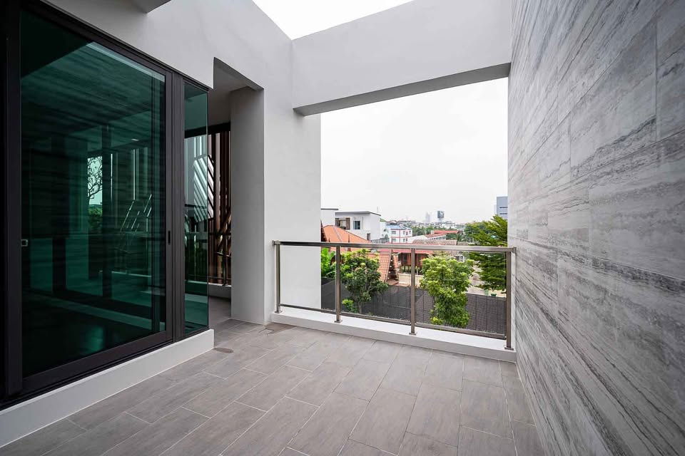 รูป เดอะ เจนทริ พัฒนาการ 2 บ้านเดี่ยว 3 ชั้น 77ล้าน สไตล์พูลวิลล่าหรูตกแต่งครบ 5นอน 7ห้องน้ำ 660ตรม 95ตรว 4จอดรถ ไม่ไกลเพชรบุรี เอกมัย - รูปที่ 3/23