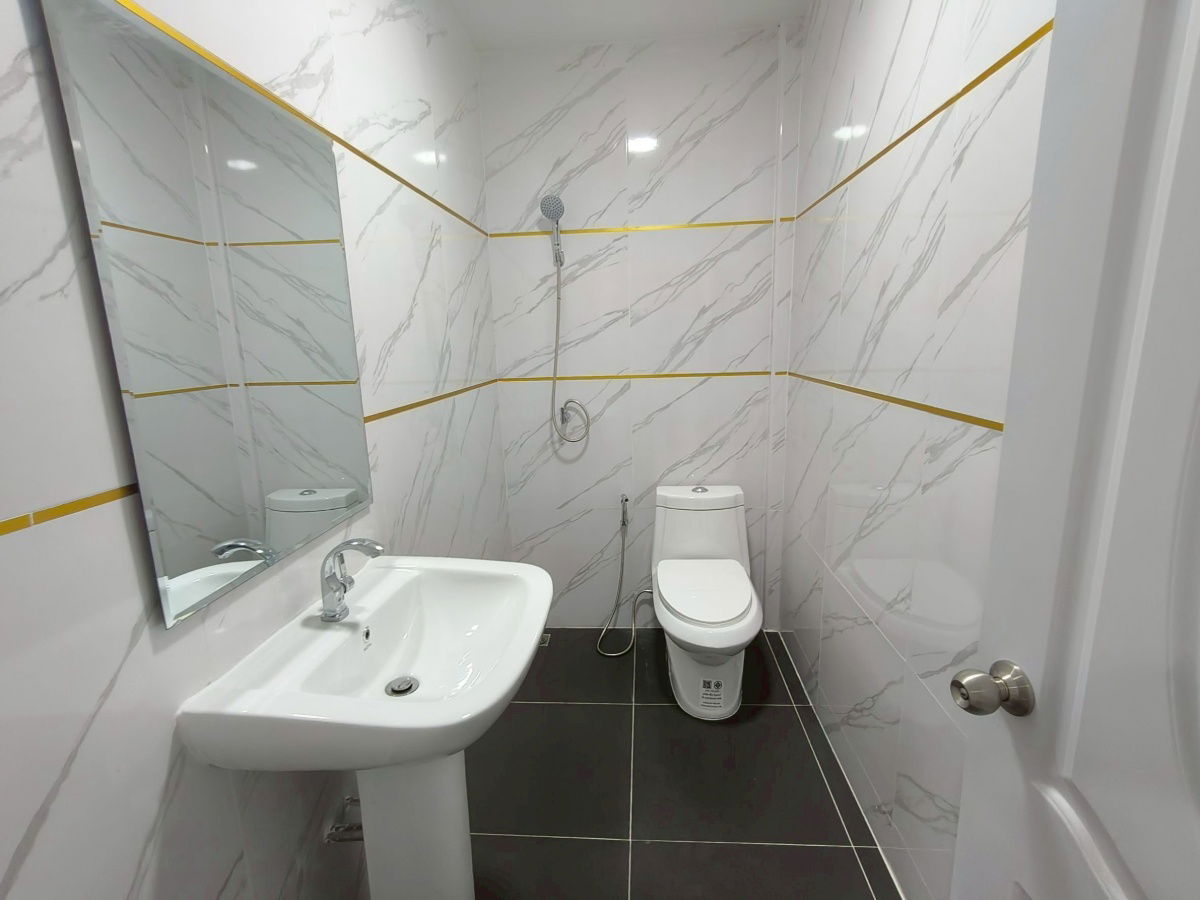 รูป ทาวน์เฮาส์ ดอนเมือง วิภาวดีรังสิต ใกล้ฐานทัพอากาศดอนเมือง หมู่บ้านเกิดบัญฑิดโฮม ทำเลถนนเมน ตรงข้ามสนามเด็กเล่น นัดชม บ้าน 085-318-6868 คุณวา - รูปที่ 17/28