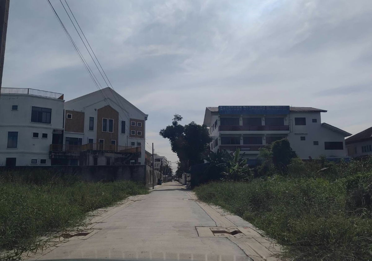 รูป ขายที่ดิน 714 ตรว. ในซอยเฉลิมพระเกียรติ ร9 ซอย23 ใกล้สวนหลวงร.9 บรรยากาศดี เหมาะสร้างที่พักอาศัย - รูปที่ 4/4