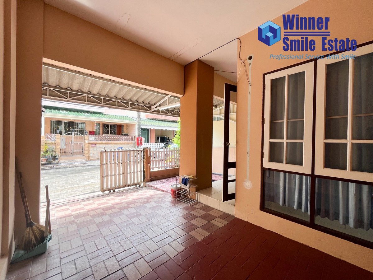 picture Townhouse for rent in Lally Ville 1 Village, Srinakarin-Theparak, Soi Mangkorn, with two entrances and exits on Theparak Road and Phraeksa Road. - 10/10