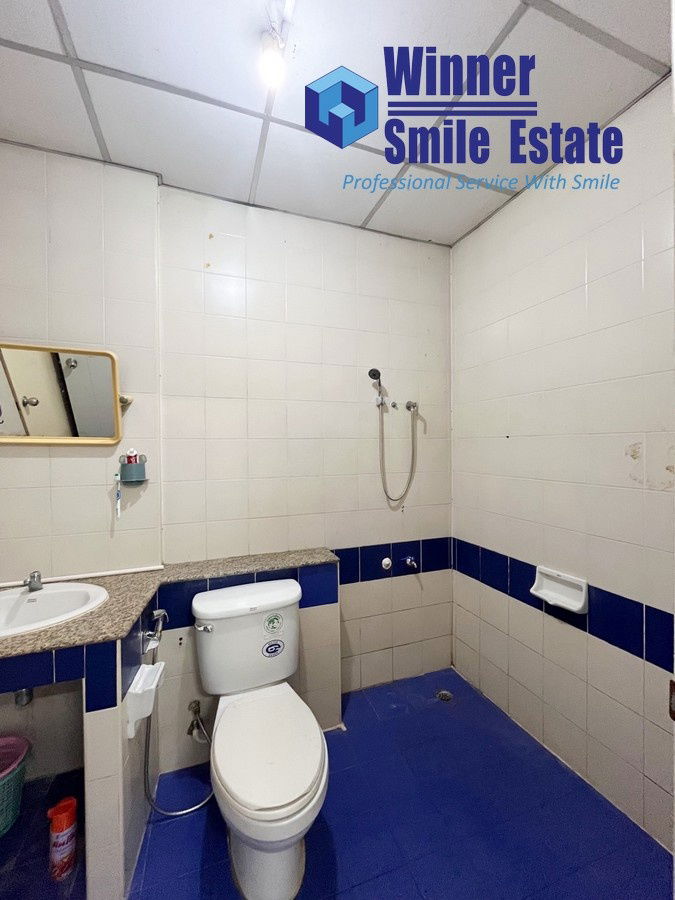 picture Townhouse for rent in Lally Ville 1 Village, Srinakarin-Theparak, Soi Mangkorn, with two entrances and exits on Theparak Road and Phraeksa Road. - 7/10