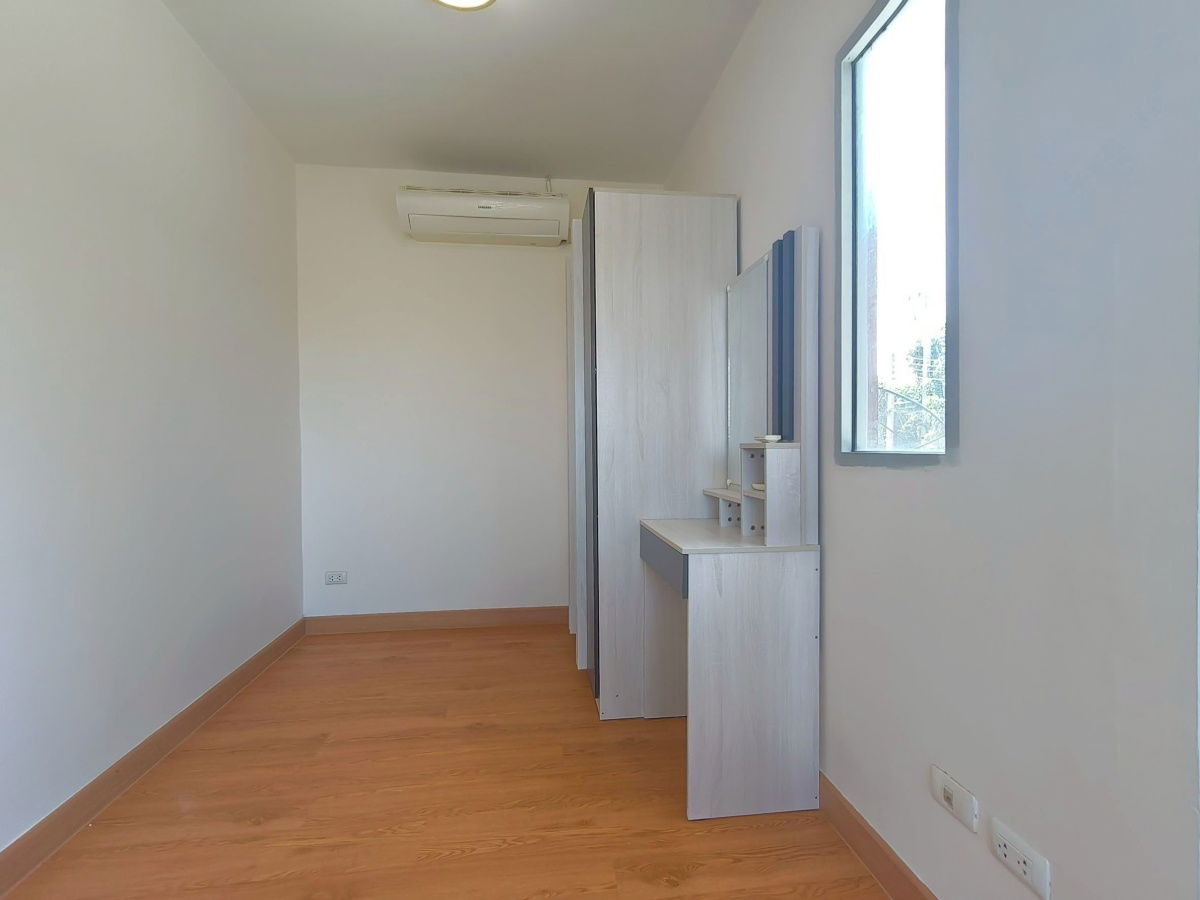 รูป ทาวน์เฮาส์ ลำลูกกา ถนนชลมาร์วิจารณ์ ทำเลหลังมุม ใกล้รถไฟฟ้าคูคต หมู่บ้านพฤกษา92 ต้นโครงการ นัดชมบ้าน 085-318-6868 คุณวา - รูปที่ 8/25