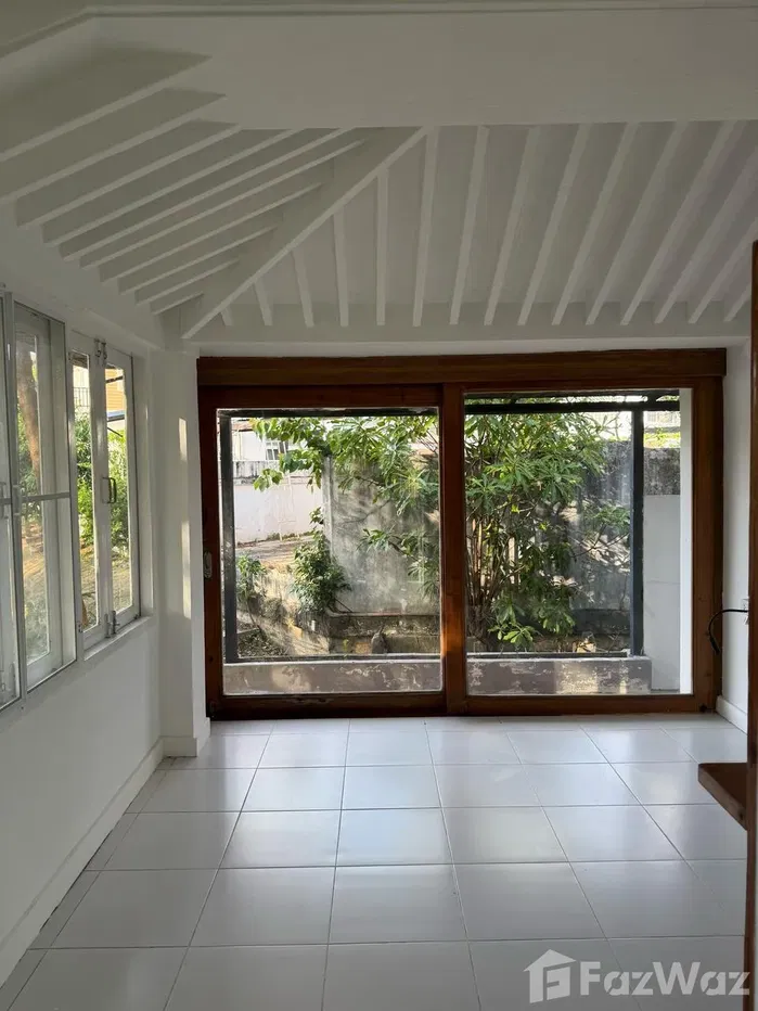 picture 4 Bedroom Lake-View Home with large garden 5918733 - 5/19