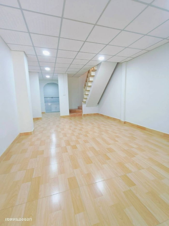 รูป ทาวน์เฮ้าส์ 2 ชั้น รีโนเวทใหม่
หมู่บ้านณราธร สุวินทวงค์ - รูปที่ 4/18