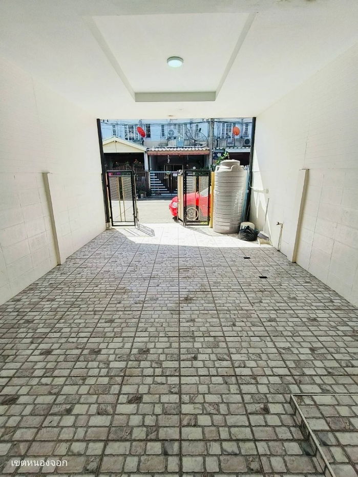 รูป บ้านทาวน์เฮาส์ 2 ชั้น
หมู่บ้าน ดีดี เฮ้าส์ ถนนอยู่วิทยา5
รีโนเวทใหม่พร้อมเข้าอยู่ - รูปที่ 5/15