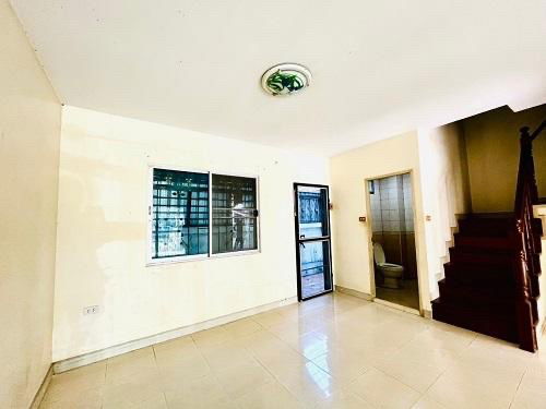 picture “2-Storey Townhouse for Rent, Move-in Ready, Soi Wat Sriwaree Noi – Best Price!” - 2/10