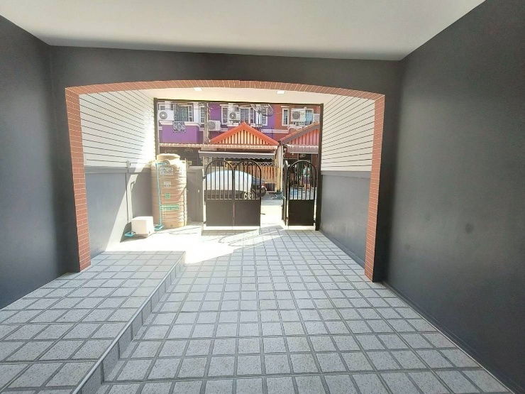 รูป ทำเลทอง ทาวน์เฮาส์รีโนเวทใหม่ พร้อมอยู่! เฟอร์ครบ ฟรีโอน! หมู่บ้านเคซีรามอินทรา 8 ถนนไทยรามัญ - รูปที่ 3/18