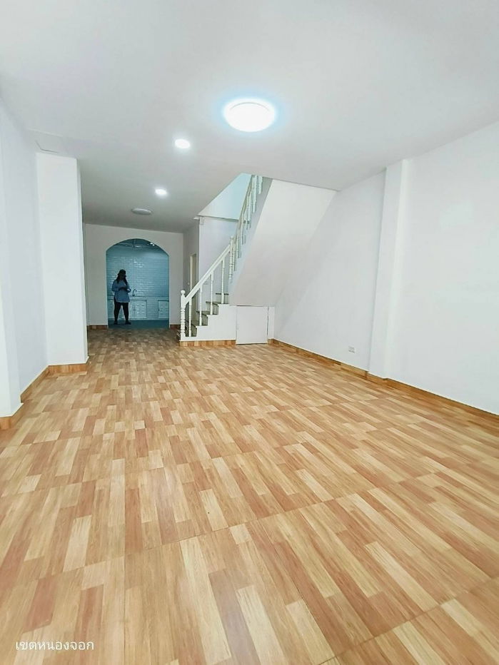 รูป บ้านทาวน์เฮาส์ 2 ชั้น
หมู่บ้าน ดีดี เฮ้าส์ ถนนอยู่วิทยา5
รีโนเวทใหม่พร้อมเข้าอยู่ - รูปที่ 6/15