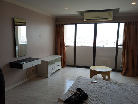 P-43506 ต้องการขายคอนโด ศรีวรา แมนชั่น Na Thong Alley, Lane 3, Khwaeng Din Daeng, Khet Din Daeng, Bangkok Line Id @easythaihome 085-592-2897