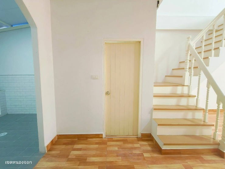 รูป บ้านทาวน์เฮาส์ 2 ชั้น
หมู่บ้าน ดีดี เฮ้าส์ ถนนอยู่วิทยา5
รีโนเวทใหม่พร้อมเข้าอยู่ - รูปที่ 8/15