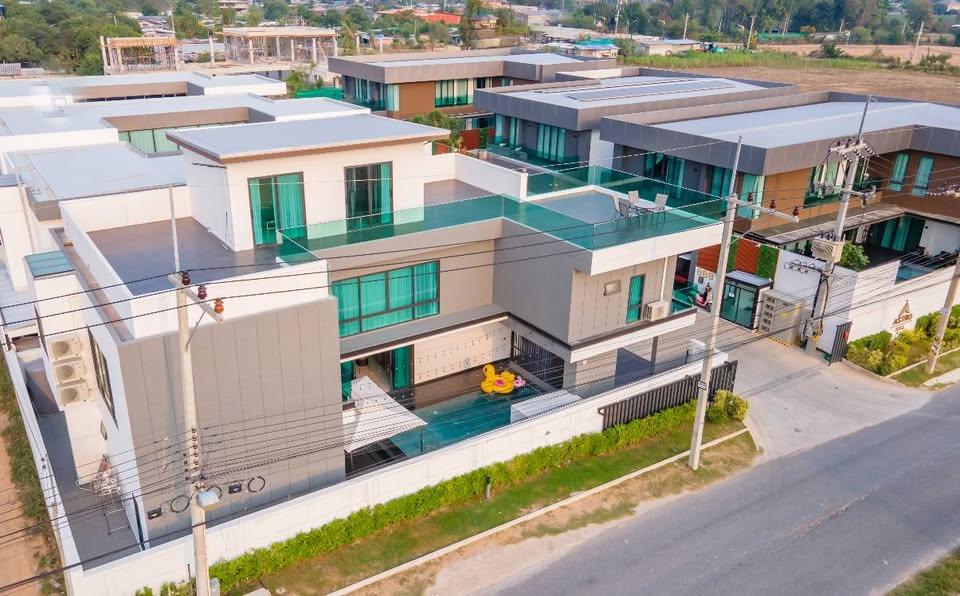 picture Luxury Pool Villa for Rent 6 Bedrooms Thung Klom Tan man - 1/14