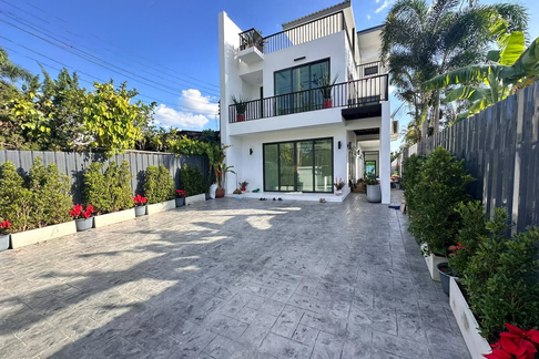 Townhouse 3 Bedrooms for Sale in Huay Yai