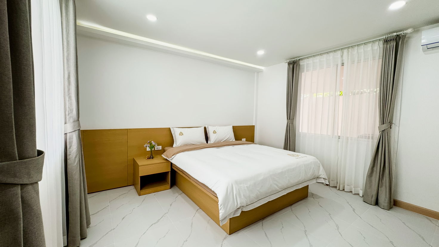 รูป Spacious 5-Bedroom Pool Villa for Sale in South Pattaya - รูปที่ 12/28