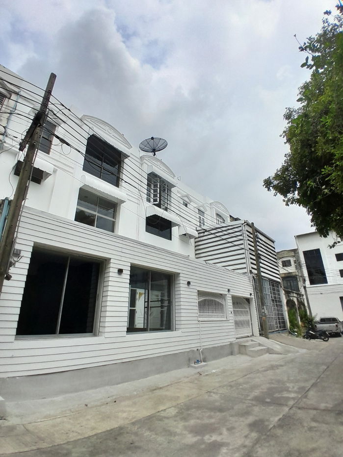 รูป ขายทาวน์เฮ้าส์ ที่ ทาวน์เฮ้าส์ 3 ชั้น พระราม 9 ซอย 11 - รูปที่ 2/5