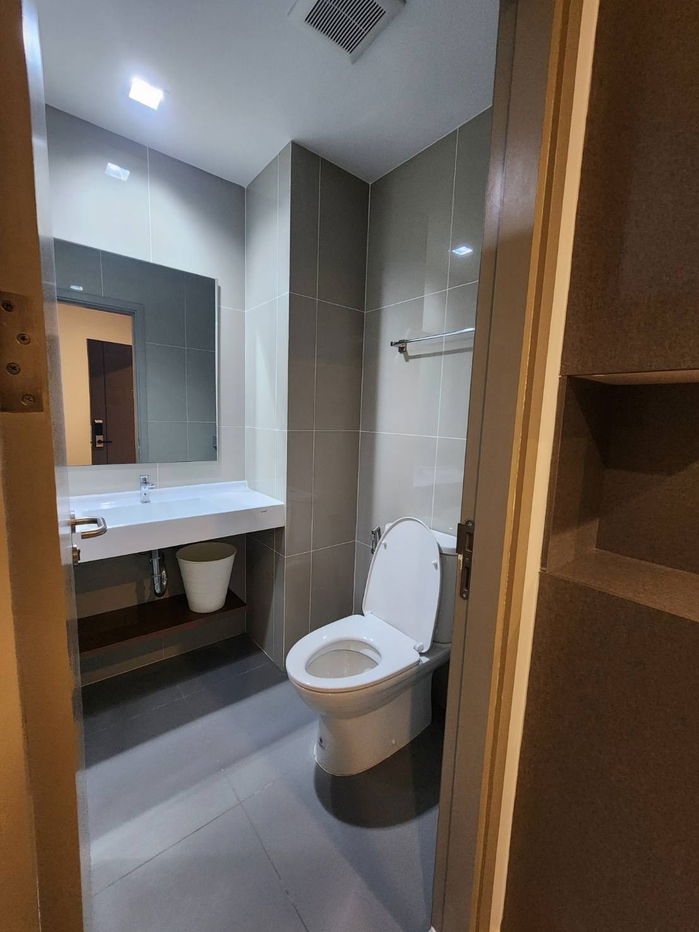 picture 14,000 Baht, 1-bedroom, 1-bathroom partitioned room at IDEO NEW RAMA9, 31 sqm, 10th floor, pool view. Includes washing machine. Call 0945603437 - 9/13