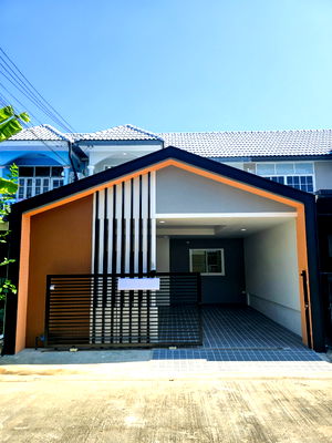 ทาวน์โฮม ปทุมธานี : ทาวน์เฮ้าส์2ชั้น รีโนเวทใหม่ สไตล์นอร์ดิก เนื้อที่เยอะกว้าง  หมู่บ้าน อยู่เจริญ 4 ลาดสวาย ลำลูกกา ปทุมธานี