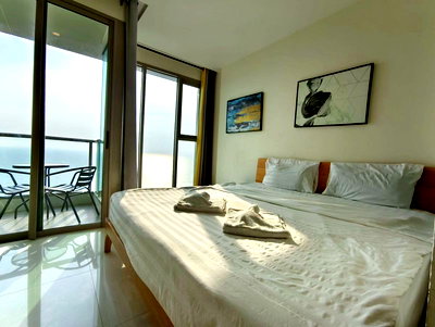 ขายคอนโด : Riviera Jomtien Studio for Sale High-Floor Sea View