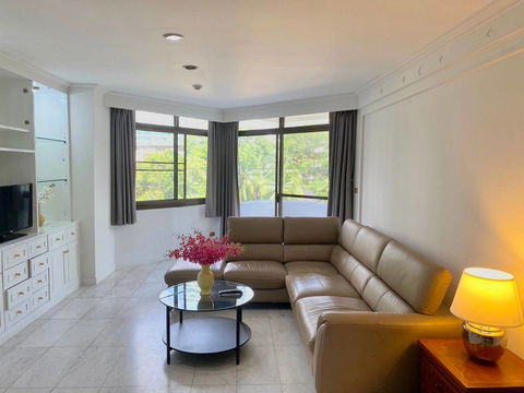 SPACIOUS 2 BEDROOMS / 2 BATHROOMS THONGLOR