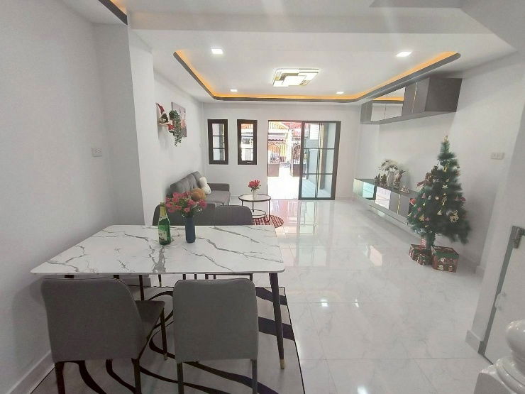 รูป ทำเลทอง ทาวน์เฮาส์รีโนเวทใหม่ พร้อมอยู่! เฟอร์ครบ ฟรีโอน! หมู่บ้านเคซีรามอินทรา 8 ถนนไทยรามัญ - รูปที่ 8/18