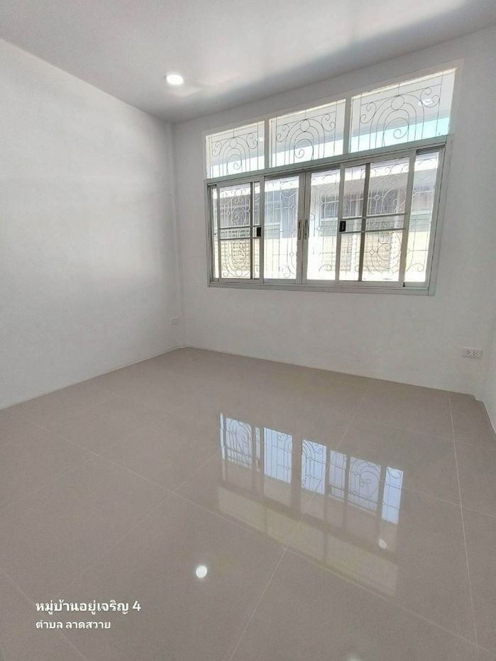 รูป ทาวน์เฮาส์ 2 ชั้น รีโนเวทใหม่เอี่ยม พร้อมอยู่ ทำเลทองลำลูกกาคลอง 4! มีห้องนอนชั้นล่าง! - รูปที่ 11/17